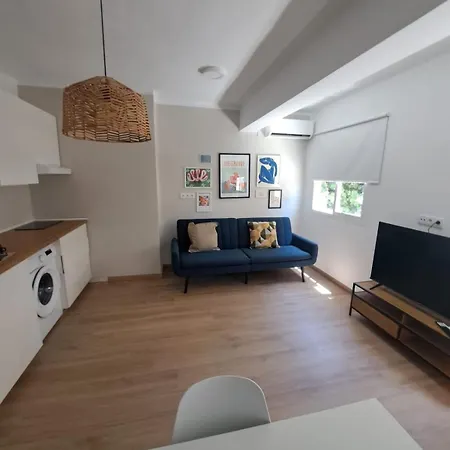 Modern 3br Near Center Apartment *